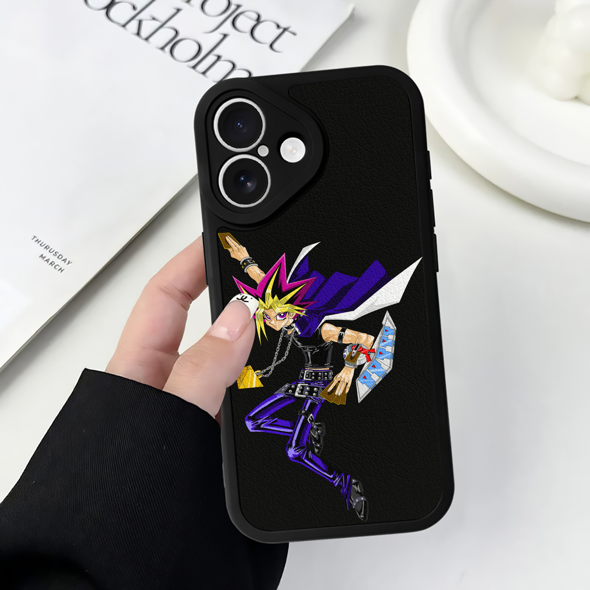 遊☆戯☆王 Yu-Gi-Oh! 【iPhone 16シリーズ対応】シリコンスマホケース（レザー調） 材質：シリコン